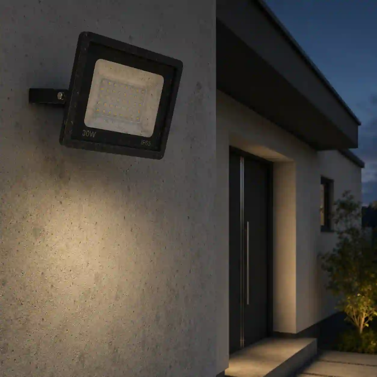 Rozsvícený LED reflektor LEVE 30W osvětlující venkovní plochu studenou bílou barvou světla s úhlem 120 stupňů
